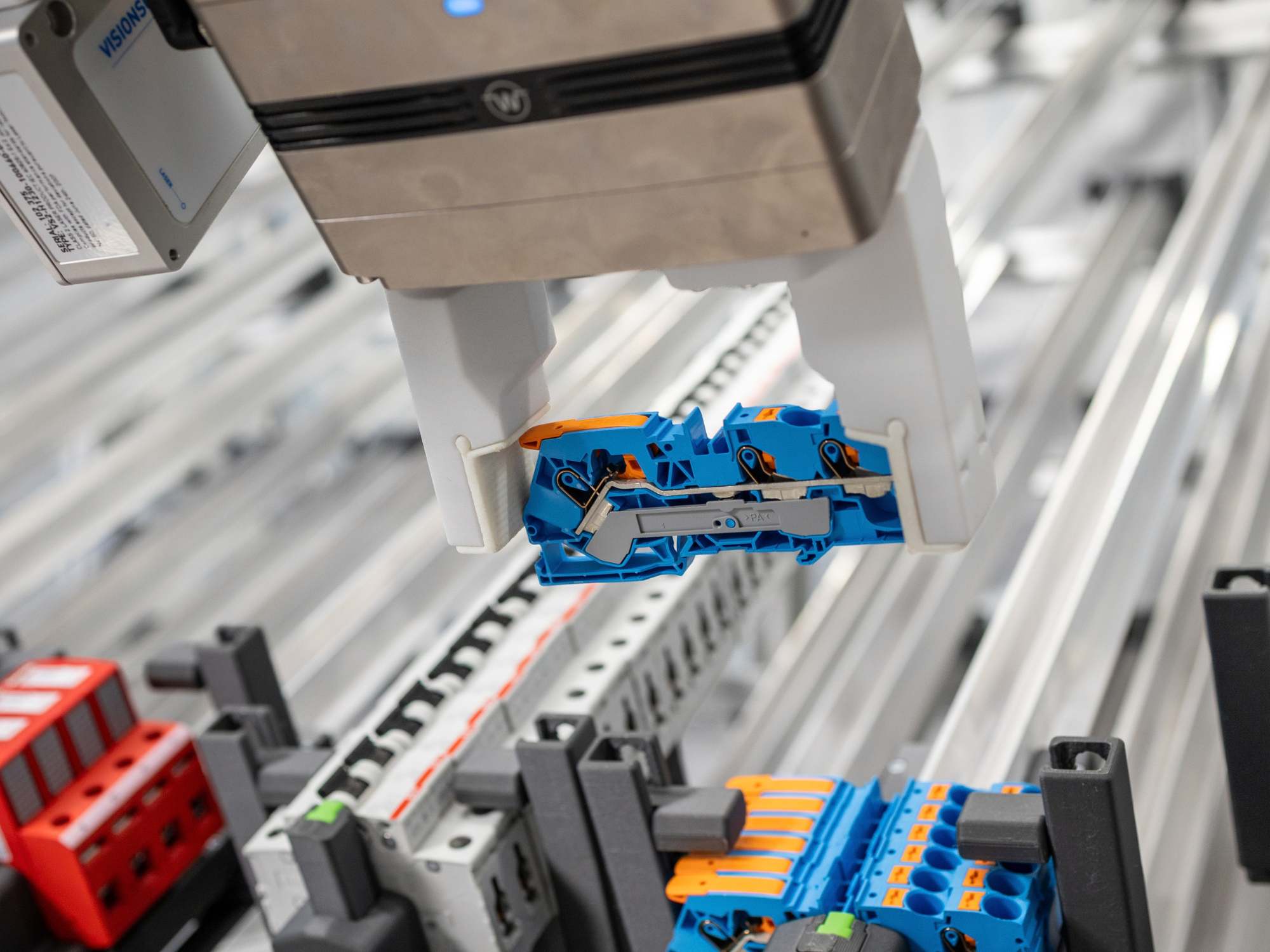 MM-481677_new-website-page_cabinet-assembly-robot_04_2000x1500.jpg